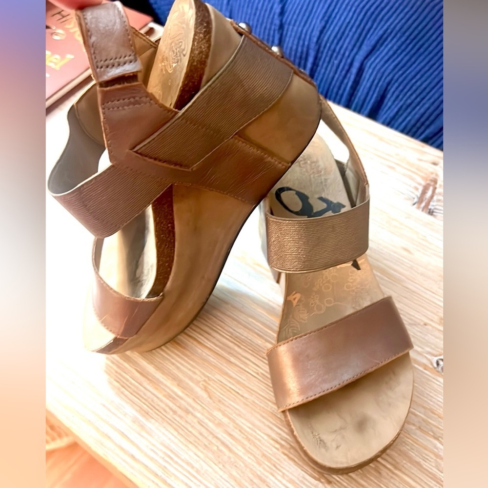 OTBT,Bushnell Wedge Sandals Womens 
Metallic Bronze Beige Leather,GUC,Size 7.5 - Picture 3 of 13